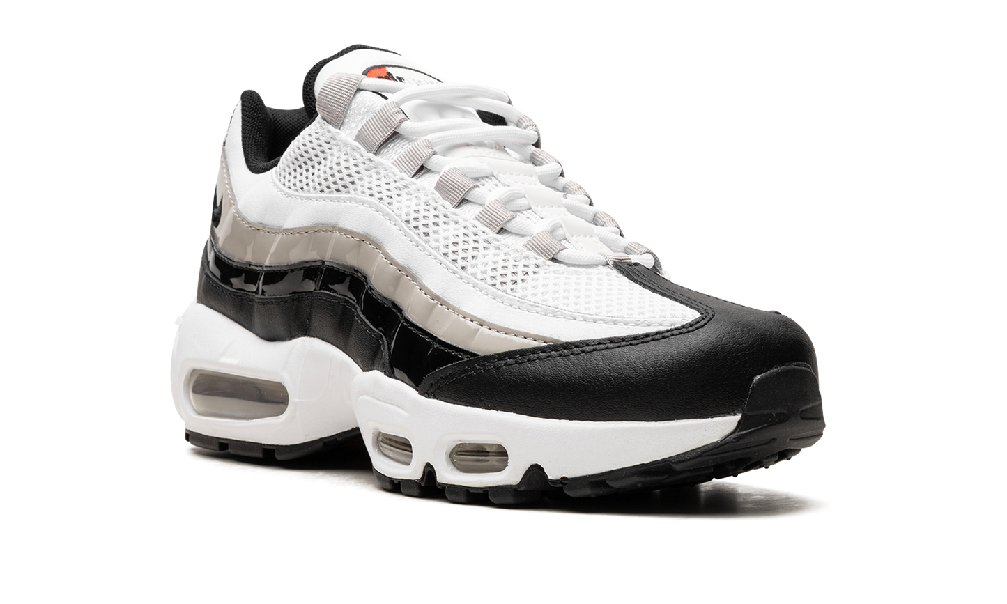 Nike AIR MAX 95 WMNS "Light Iron Ore / Black Patent" DR2550 100