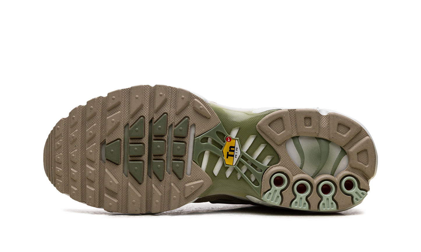 Nike Air Max Plus WMNS "Light Bone / Honeydew / Alligator" DX8954 001