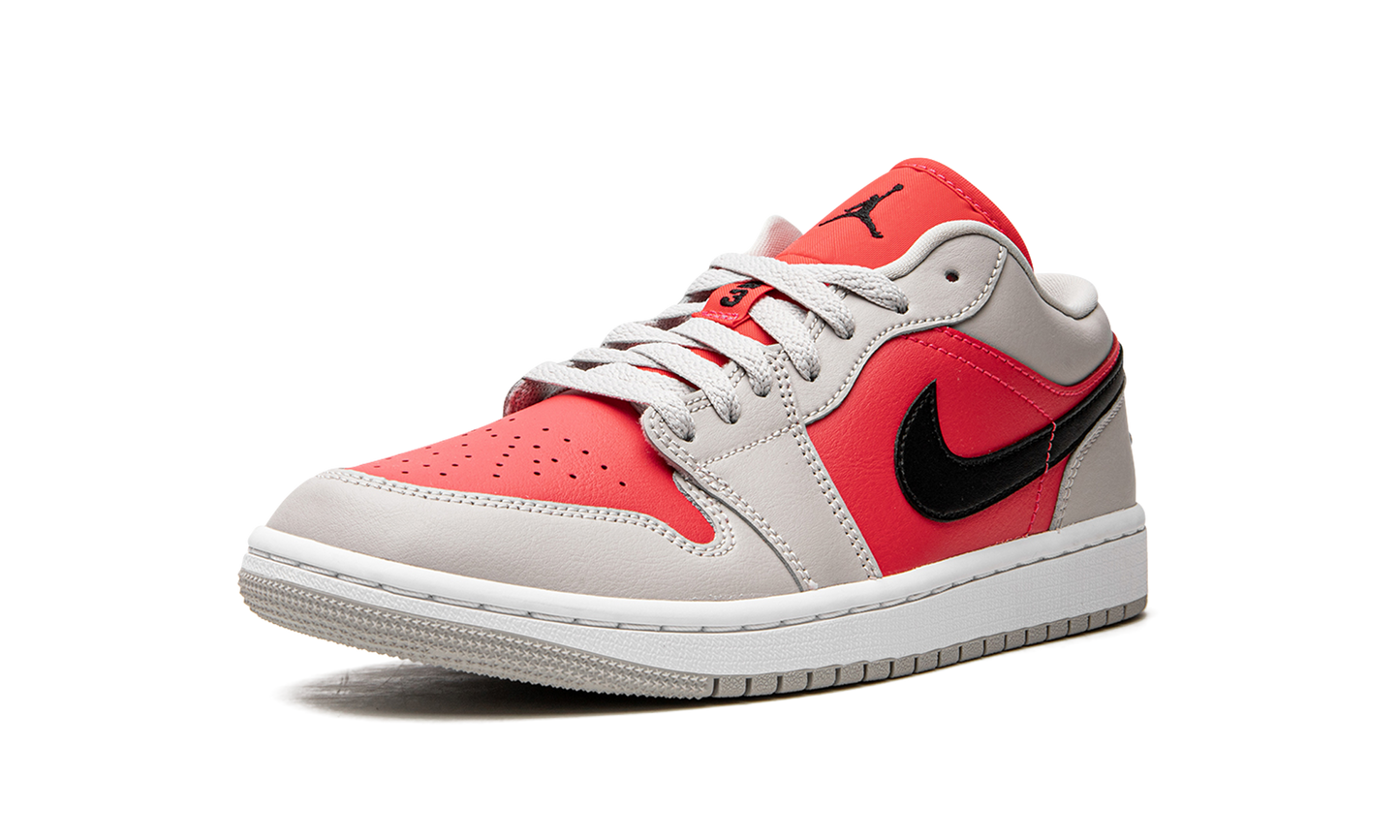 AIR JORDAN 1 LO WMNS Light Iron Ore / Siren Red DC0774 060